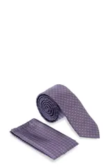 Set de corbatín y pañuelo de bolsillo color lila con microestampado de puntos blancos.