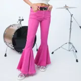 Pantalón de jean color fucsia, de corte flare con botamangas acampanadas y desmechadas.