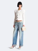 Pantalón de jean celeste con patrón de rombos, corte recto y tiro medio.