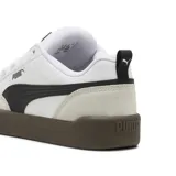 Championes Puma Park Lifestyle OG color blanco con detalles en negro, puntera de gamuza gris claro y suela de goma marrón.