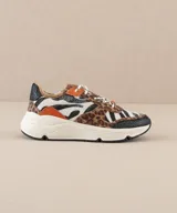 Zapatillas con estampado animal print de leopardo y cebra, con detalles en naranja y negro.