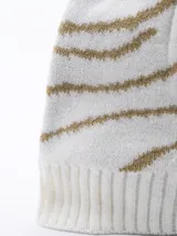 Gorro de lana tejido, color blanco, con diseño de rayas onduladas en hilo dorado y pompón de pelo sintético blanco en la parte superior.