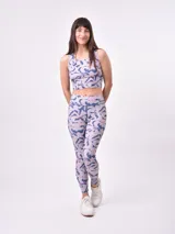 Top deportivo estampado con cuello redondo y espalda deportiva.