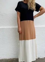 Vestido largo negro con panel central color camel y panel inferior color crudo.