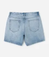Bermuda de jean corte loose, color azul claro con lavado desgastado, cuenta con bolsillos laterales y traseros, cierre frontal con botón y bragueta, y pasacintos.