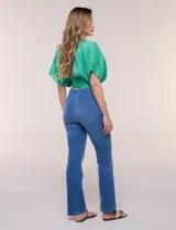 Jegging bootcut de tiro alto confeccionado en denim azul, con cintura ancha elastizada estilo pull-on, bragueta simulada, bolsillos delanteros curvos y corte semi acampanado en las piernas.