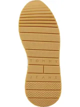 Zapatillas Tommy Jeans de estilo retro runner, color gris claro con detalles en gris oscuro y blanco. Confeccionadas en cuero, gamuza y material sintético. Presentan logo de la marca en el lateral y suela de goma.