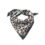 Pañuelo de seda con estampado animal print de leopardo y bordes negros.
