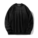 Buzo negro de corte oversize, confeccionado en tejido con textura tipo gamuza suave, con cuello redondo y diseño de estampado discreto en el pecho.
