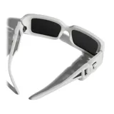 Lentes de sol rectangulares con armazón de acetato blanco y cristales oscuros. Presentan un diseño distintivo en las patillas con el logo de la marca integrado.