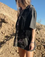 Chaleco negro de cuero vacuno con flecos largos en el frente y espalda.