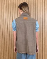 Chaleco de denim 100% algodón en color negro gastado, con cuello camisero, cierre frontal de botones metálicos y bolsillos delanteros con solapa.