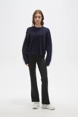 Sweater de tejido jacquard color azul marino, con cuello redondo y diseño holgado. Presenta franjas laterales en color gris claro a lo largo de las mangas largas.