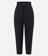 Pantalón de crepé rojo, modelo estilo pijama, de corte fluido, con cintura elástica y lazo de ajuste con terminales metálicas. Cuenta con bolsillos laterales y cierre frontal con cremallera y botón.