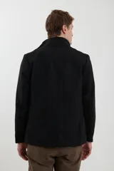 Sobretodo de paño casual color negro, con abotonadura frontal, bolsillos frontales con solapa, cuello alto y detalles de presillas en los hombros.