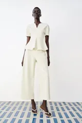 Pantalón de tiro medio y corte ancho, confeccionado en hilatura de algodón, con cintura elástica.