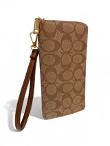 Billetera tipo clutch con correa de muñeca extraíble, confeccionada en material sintético con estampado monograma en tonos beige y marrón.