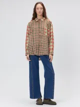 Camisa de viscosa con calce holgado y diseño estampado geométrico en tonos tierra. Presenta cuello clásico, cierre frontal con botones, bolsillo cuadrado en el pecho y puños a juego. Incluye logo de la marca bordado.