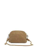Cartera bandolera Hush Puppies color caramelo, de diseño tejido tipo damero y formato redondeado con cierre superior. Cuenta con placa metálica frontal con el logo de la marca y correa ajustable y desmontable.