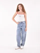 Musculosa blanca con tirantes finos en verde y estampado de palmeras en el pecho.