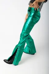 Pantalón largo de cuero sintético verde metalizado, de corte acampanado con aberturas laterales con botones a presión.