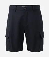 Bermuda cargo negra confeccionada en sarga de algodón, con cintura tradicional, cierre de cremallera y botón, y bolsillos laterales útiles.