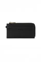 Billetera rectangular de diseño minimalista en color negro, con textura granulada y cierre perimetral metálico en tono dorado. Presenta el logo de la marca grabado en el frente.