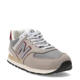 Championes urbanos New Balance modelo 574, en tonos gris y beige con detalles en bordó. Confeccionados en una combinación de gamuza y malla, presentan el logo 'N' característico en los laterales y entresuela con tecnología ENCAP para mayor amortiguación.