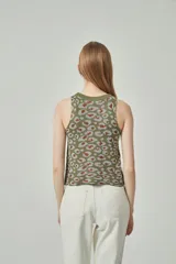 Musculosa de punto color verde militar con estampado animal print en tonos marrón y gris.