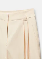 Pantalon de corte recto y tiro alto, confeccionado en una mezcla de lyocell, algodón y lino. Presenta pinzas frontales, trabillas para cinturón, bolsillos laterales y bolsillos de ribete en la parte posterior.