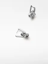 Par de aros colgantes plateados con diseño abstracto.