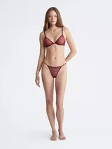 Colaless de encaje elástico transparente color borgoña, con laterales de cuerda y ribetes elásticos distintivos de Calvin Klein.