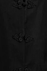 Blazer negro de mezcla de algodón, con cuello subido y manga larga. Cuenta con falsos bolsillos de vivo en el delantero y cierre frontal con alamares a tono.