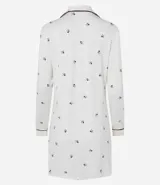 Camisón estilo americano de corte recto, confeccionado en viscolycra color blanco con estampado de pequeñas flores oscuras. Presenta cuello clásico, cierre frontal con botones, mangas largas con puños y detalles de biés en contraste.