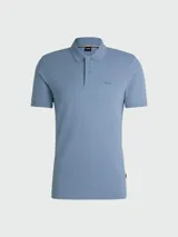 Remera polo Boss de algodón piqué color celeste, con cuello clásico, cierre frontal de dos botones, mangas cortas con ribete elástico y logo de la marca bordado en el pecho.