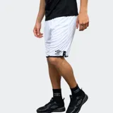 Short deportivo Umbro color negro con detalles en blanco en el ruedo y logo de la marca estampado en la pierna izquierda.