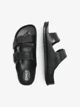 Sandalias planas de EVA color negro con acabado con brillo, punta abierta y dos correas ajustables con hebilla de la marca Only.