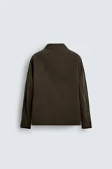 Sobrecamisa de corte regular confeccionada en pana de algodón, con cuello solapa, manga larga, cierre frontal de botones y bolsillos plastrón en la parte inferior.