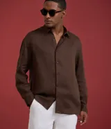 Camisa de hombre Marfinno de corte relaxed, confeccionada en 100% lino en color marrón. Presenta cuello inglés, manga larga y cierre frontal abotonado.