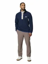 Polar Columbia Helvetia Half Snap azul marino, confeccionado en tejido suave de borreguito, con cuello alto, cierre frontal de botones a presión con solapa en tono beige y un bolsillo con cierre en el pecho con el logo de la marca.