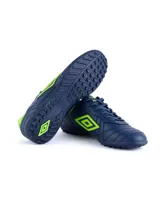 Championes de fútbol Umbro modelo Touch TF, color azul marino con detalles en naranja vibrante. Presentan el logo de la marca en el lateral, cordones al tono y suela de caucho diseñada para césped sintético.