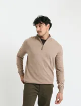 Remera de punto con medio cierre frontal, manga larga, cuello y puños en tejido canalé. Presenta un diseño con cierre metálico y detalle de puller en tono oliva.