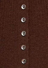 Cardigan de punto fino color marrón chocolate, con diseño entallado, cuello redondo y cierre frontal completo con botones pequeños. Presenta textura acanalada y mangas largas.