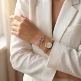 Pulsera de plata 925 con diseño de dos círculos entrelazados adornados con circonias brillantes.
