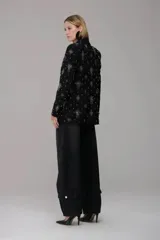 Pantalón jeans de corte balloon, color negro, con diseño de tiro alto y silueta holgada que se estrecha en los tobillos.