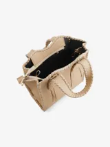 Cartera color beige de cuero con asa corta y correa larga, contiene un mini neceser desmontable.