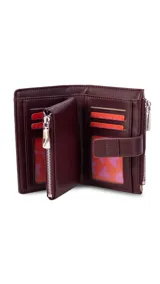 Billetera mediana de diseño compacto en color rosado, con cierre mediante presilla y compartimento adicional con cierre metálico. Presenta el logo de la marca grabado en el frente.