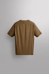 Camiseta de entrenamiento Zara Athleticz de tejido técnico ligero y elástico color marrón, con cuello redondo, manga corta, costuras planas y gráfico estampado a contraste en el delantero.