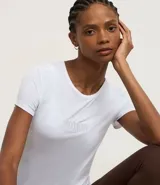 Remera deportiva de manga corta y cuello redondo, color blanco, con la palabra "MOTION" estampada en el pecho en tono blanco sutil.