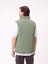 Chaleco reversible de nylon con diseño acolchado, cuello alto y cierre frontal. Cuenta con un bolsillo con cierre en el pecho y bolsillos laterales, además de una etiqueta con el logo de la marca.